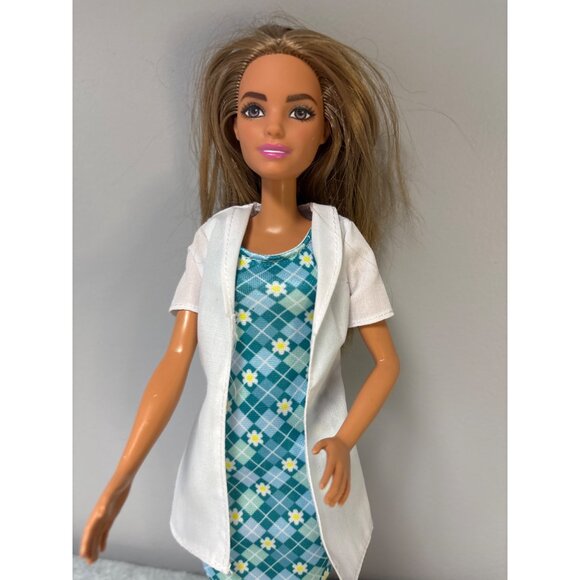 2015 Mattel Barbie You Can Be Anything Dentist Doll W/ Plaid Dress & White Jacke - Picture 3 of 5